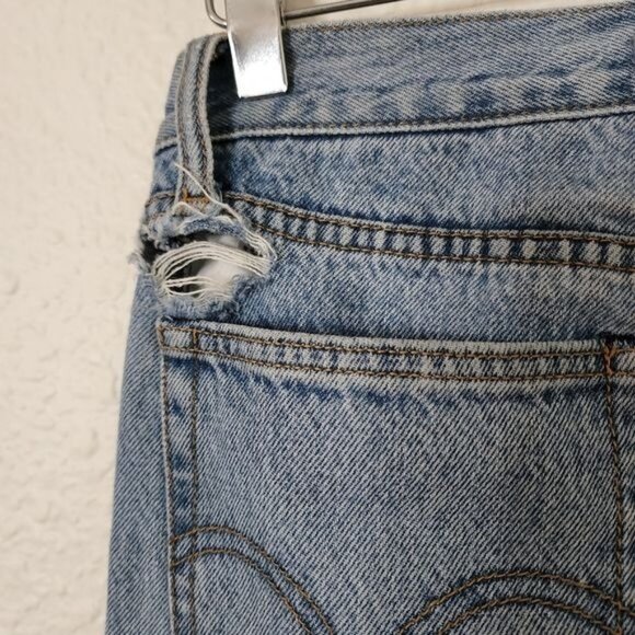 Levi's Wedgie Fit Button Fly Jeans Women's Size 26 Light Wash Cut Off Hem - Picture 4 of 7